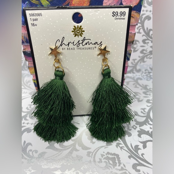 Pine Tree Style Strand with Gold-Tone Star Earrings - Picture 7 of 8
